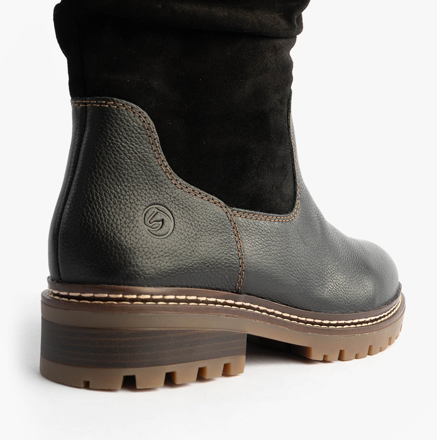 D0B80-00 Womes Side Zip Ankle Boots Black