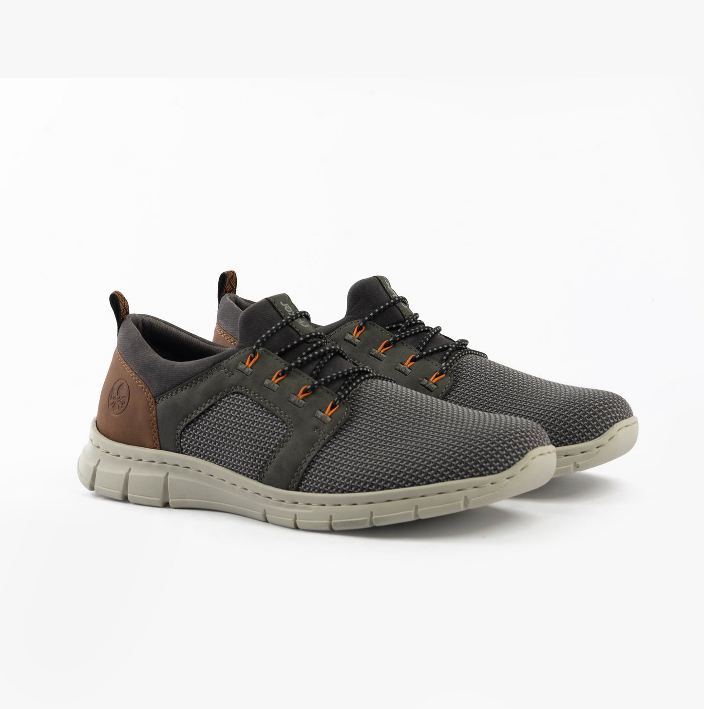 B7796-42 Mens Trainers Grey