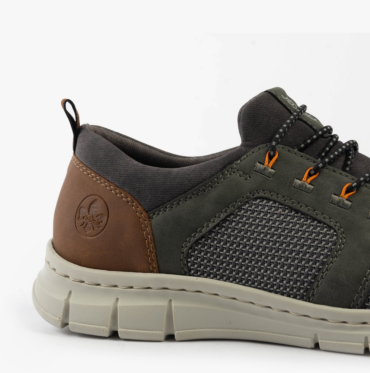B7796-42 Mens Trainers Grey
